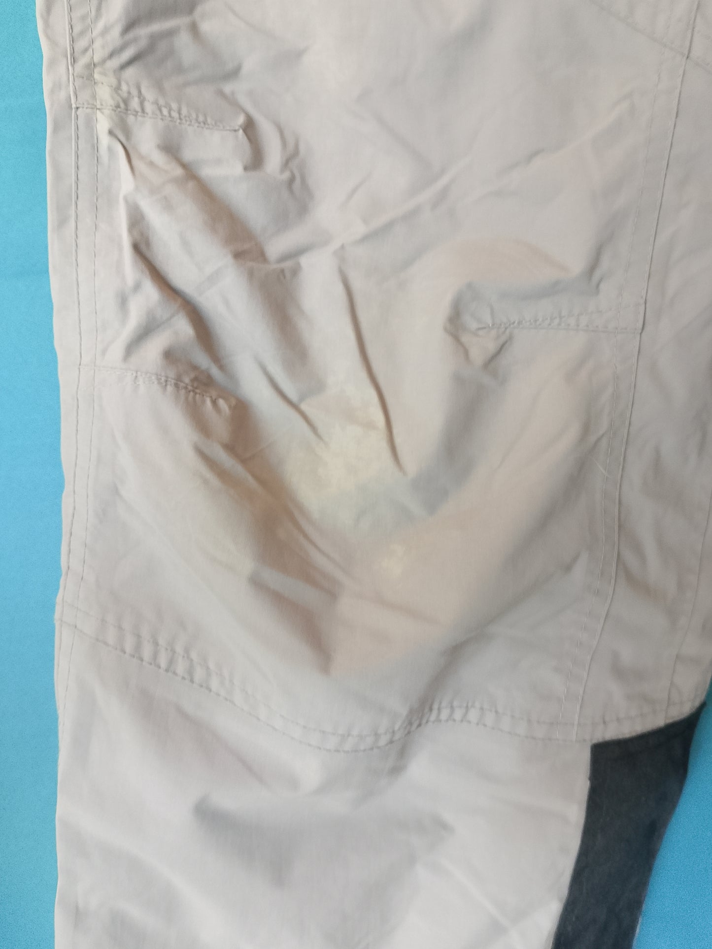 Pantaloni de schi bej, tehnici și rezistenți, ideali pentru performanțe pe pârtie. Marimea XXL.