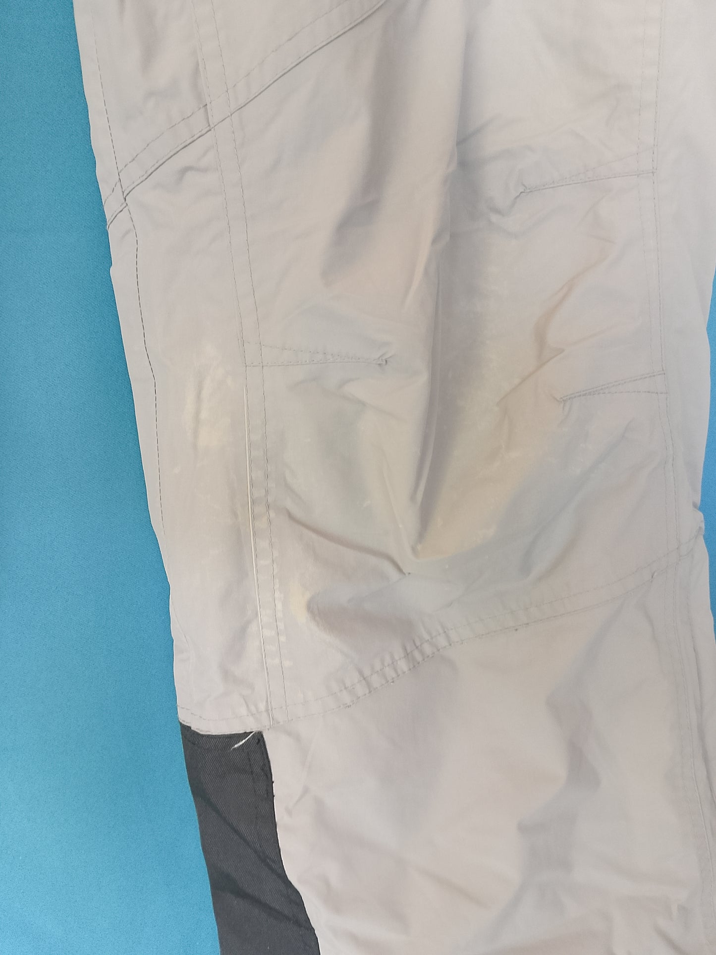 Pantaloni de schi bej, tehnici și rezistenți, ideali pentru performanțe pe pârtie. Marimea XXL.