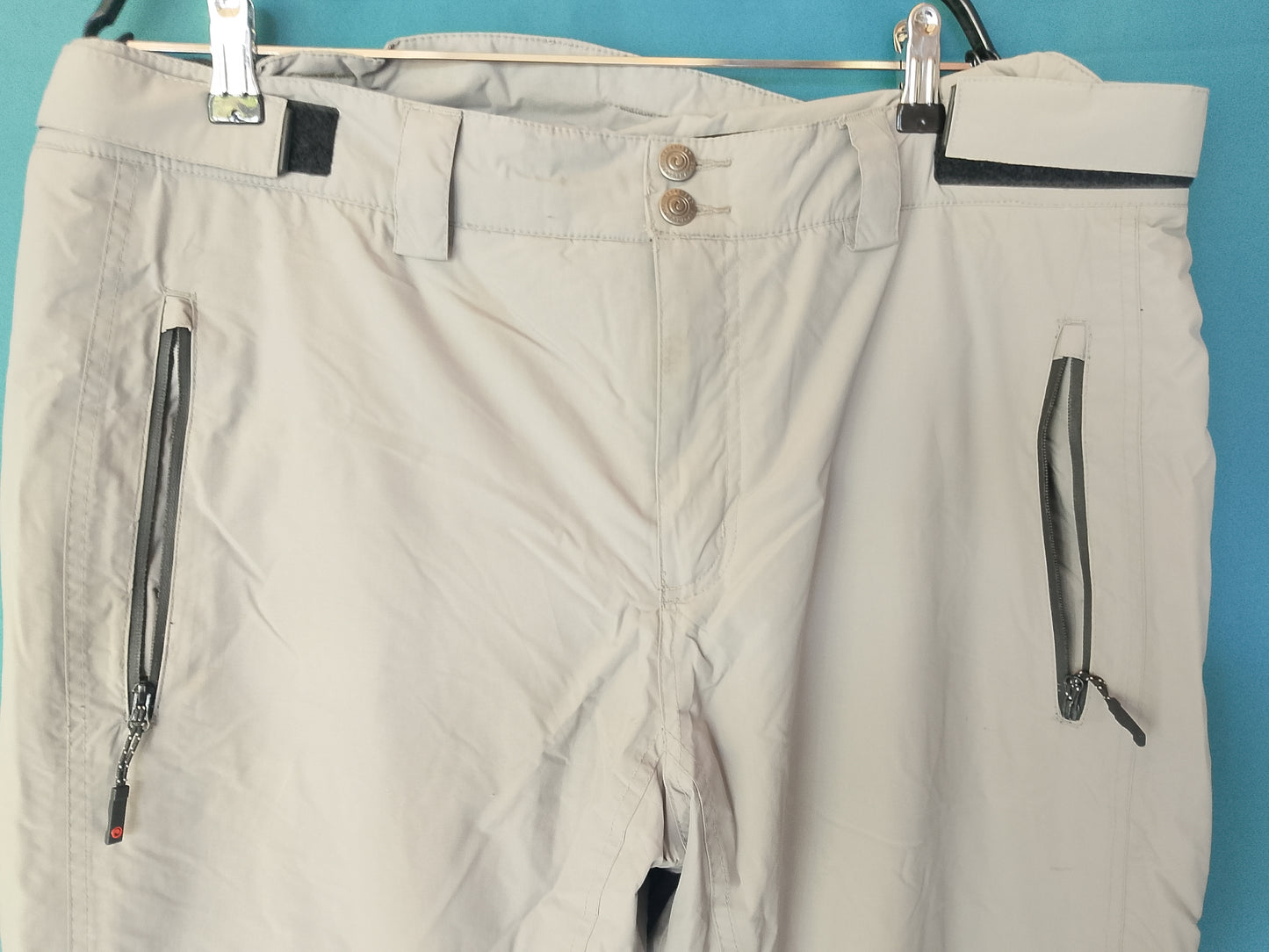 Pantaloni de schi bej, tehnici și rezistenți, ideali pentru performanțe pe pârtie. Marimea XXL.
