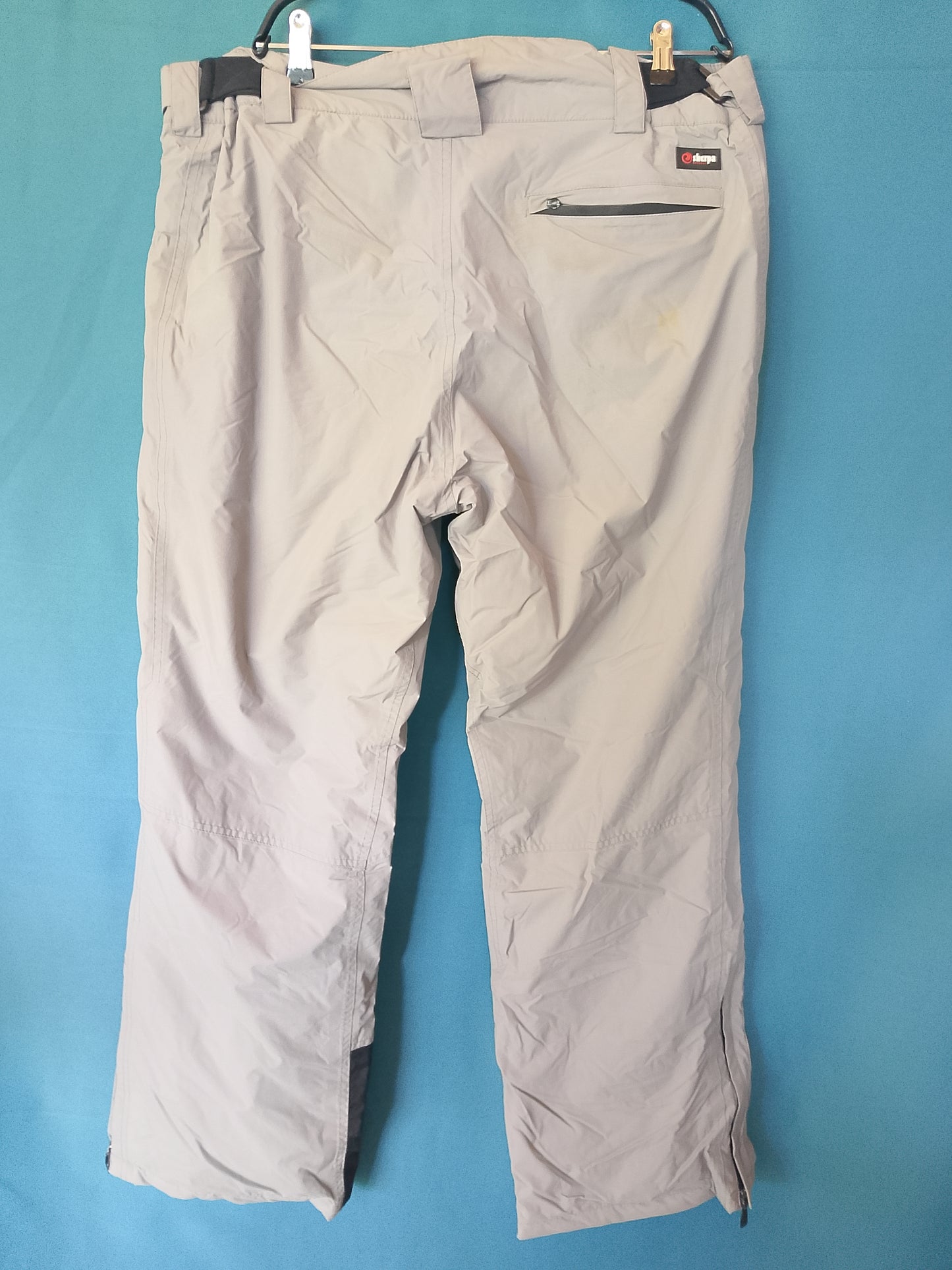 Pantaloni de schi bej, tehnici și rezistenți, ideali pentru performanțe pe pârtie. Marimea XXL.