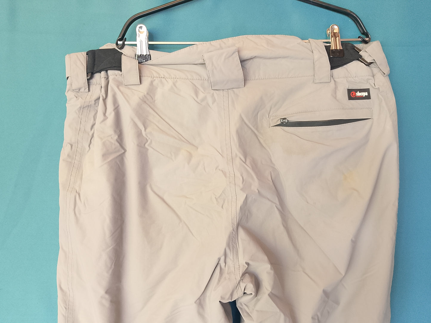 Pantaloni de schi bej, tehnici și rezistenți, ideali pentru performanțe pe pârtie. Marimea XXL.