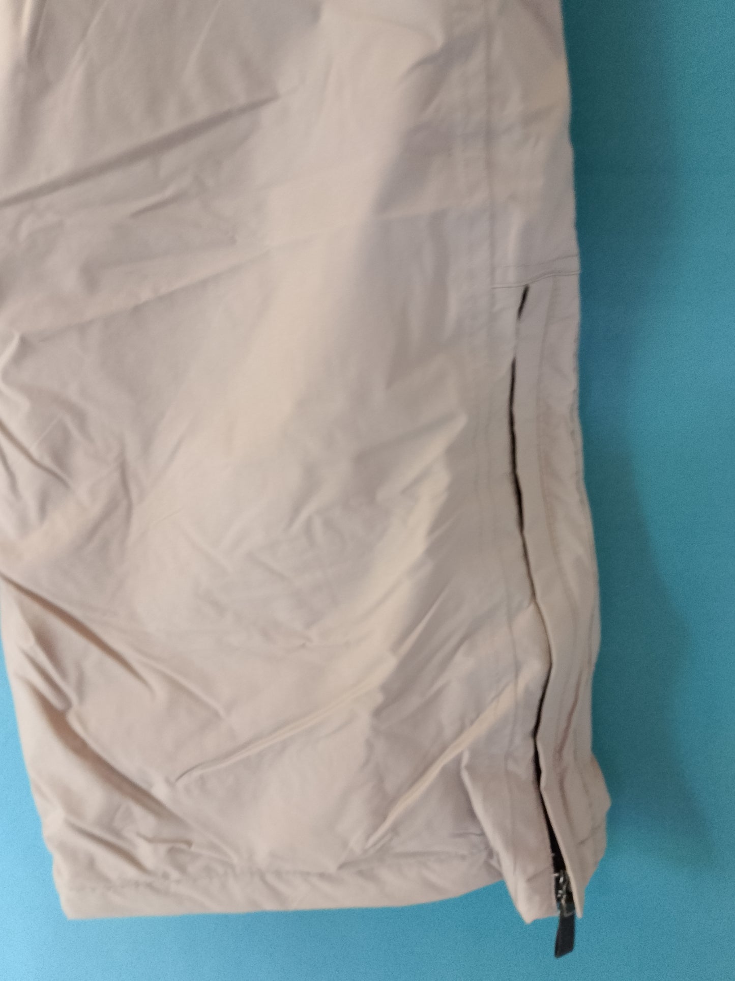 Pantaloni de schi bej, tehnici și rezistenți, ideali pentru performanțe pe pârtie. Marimea XXL.