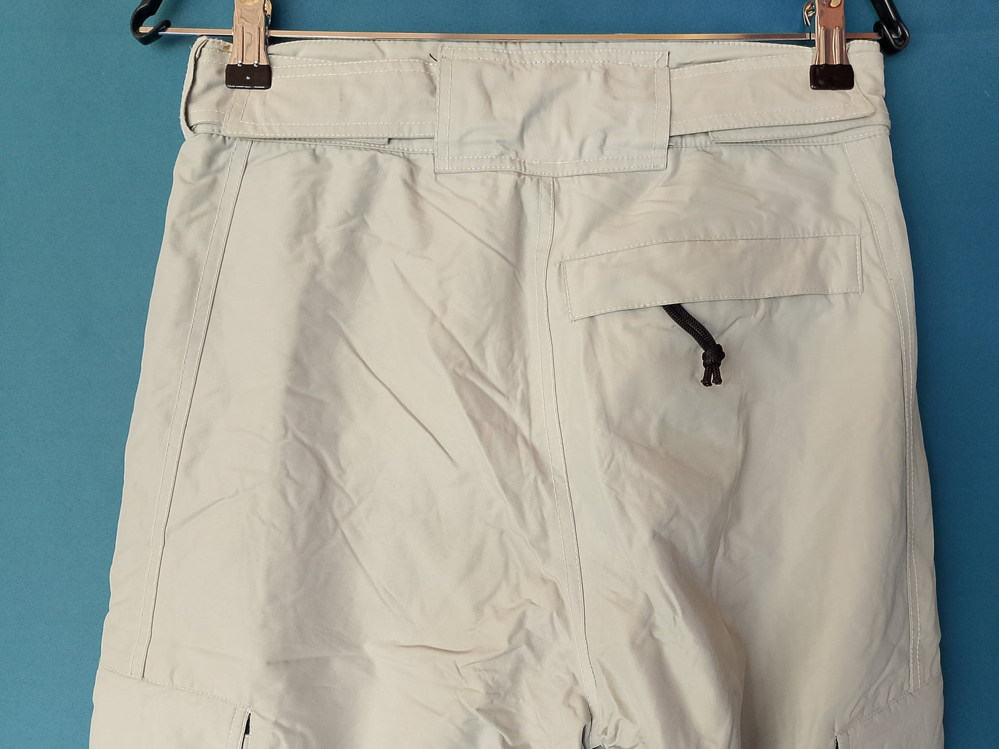 Pantaloni de schi/snowboard SLB Industries, bej, stil cargo, ideali pentru aventuri pe pârtie. Marime XS