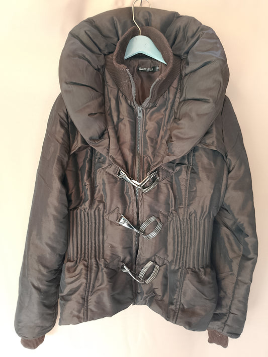 Geacă groasă, maro, cu guler supradimensionat și catarame metalice, un look chic și modernpentru iarnă. Marime S.