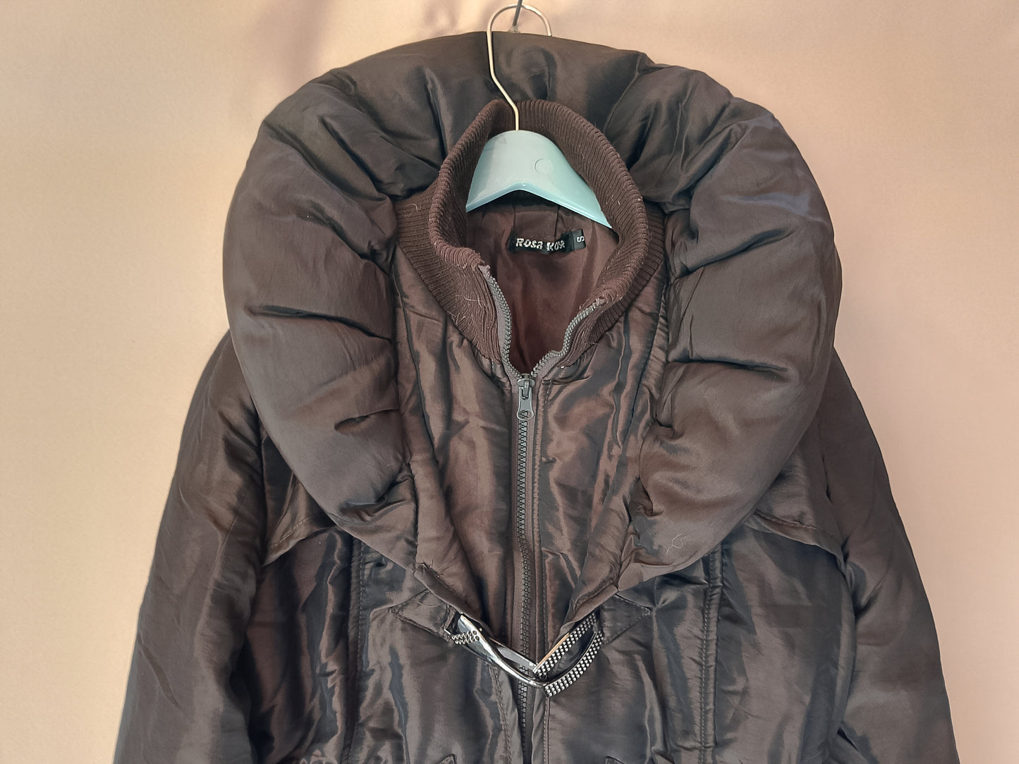 Geacă groasă, maro, cu guler supradimensionat și catarame metalice, un look chic și modernpentru iarnă. Marime S.