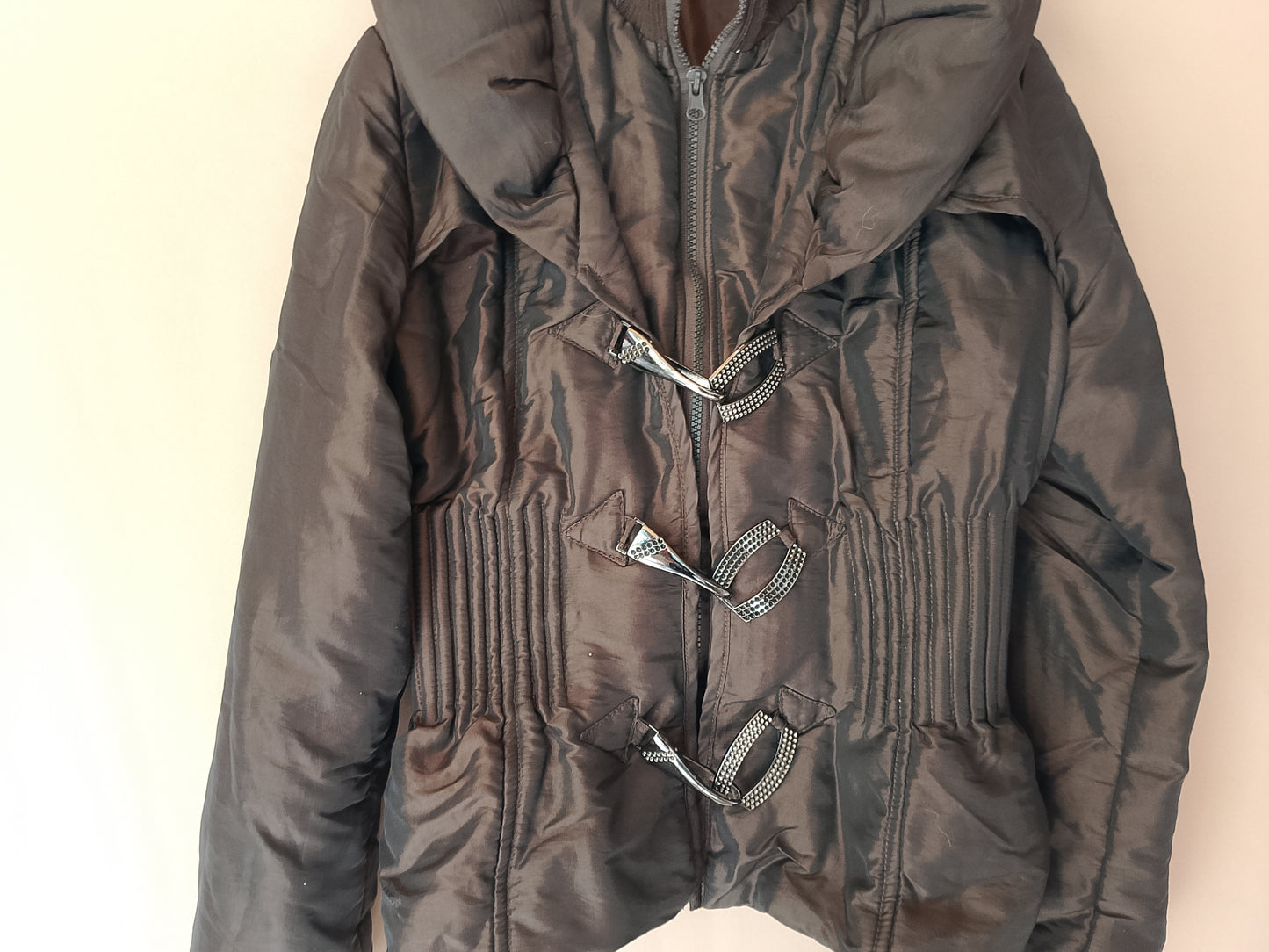 Geacă groasă, maro, cu guler supradimensionat și catarame metalice, un look chic și modernpentru iarnă. Marime S.