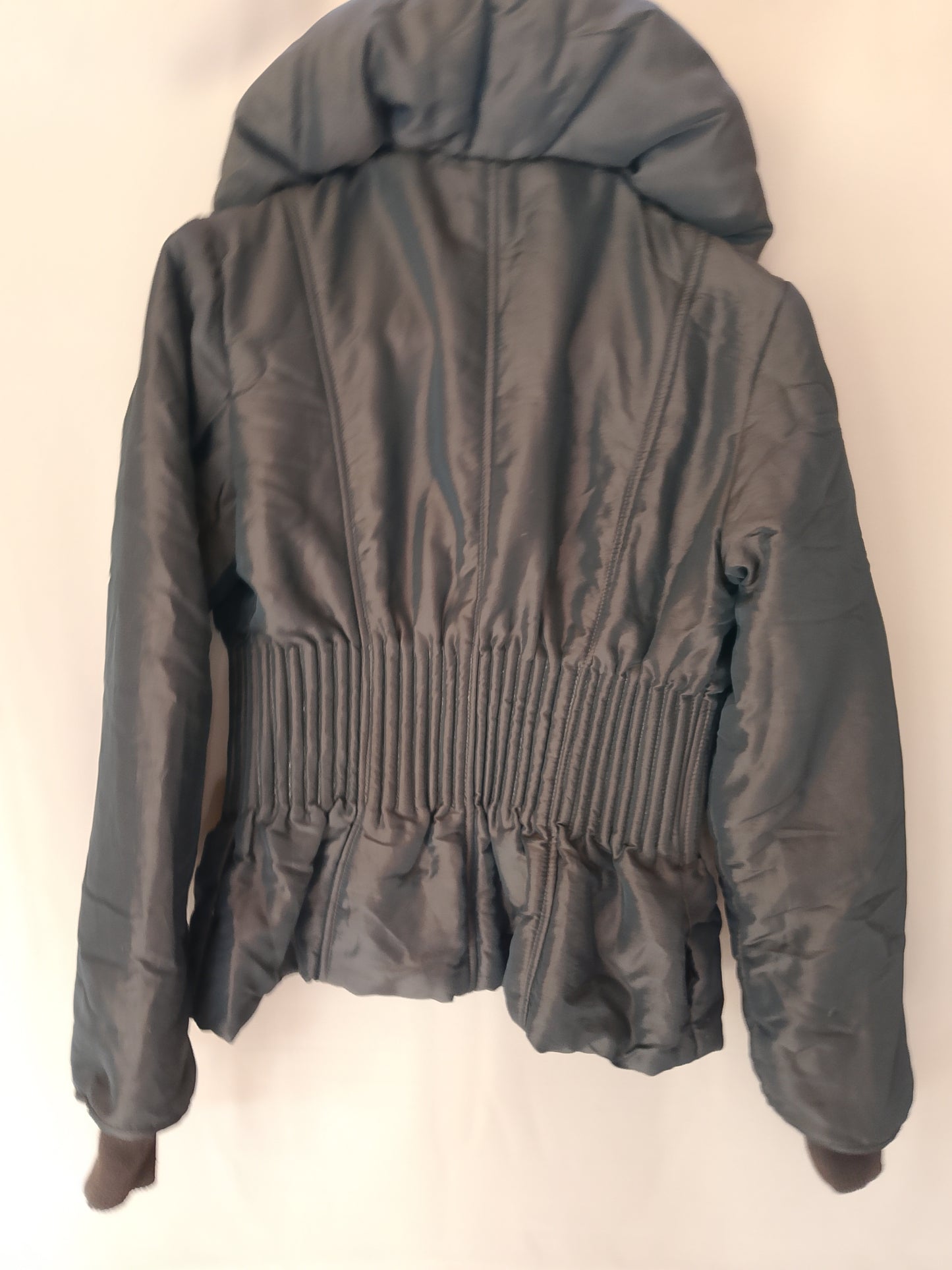 Geacă groasă, maro, cu guler supradimensionat și catarame metalice, un look chic și modernpentru iarnă. Marime S.