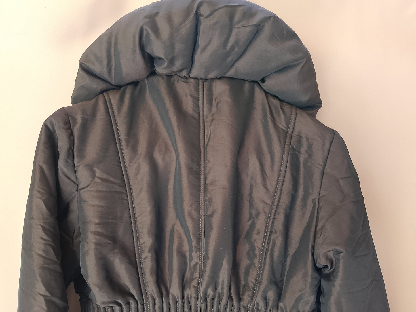 Geacă groasă, maro, cu guler supradimensionat și catarame metalice, un look chic și modernpentru iarnă. Marime S.