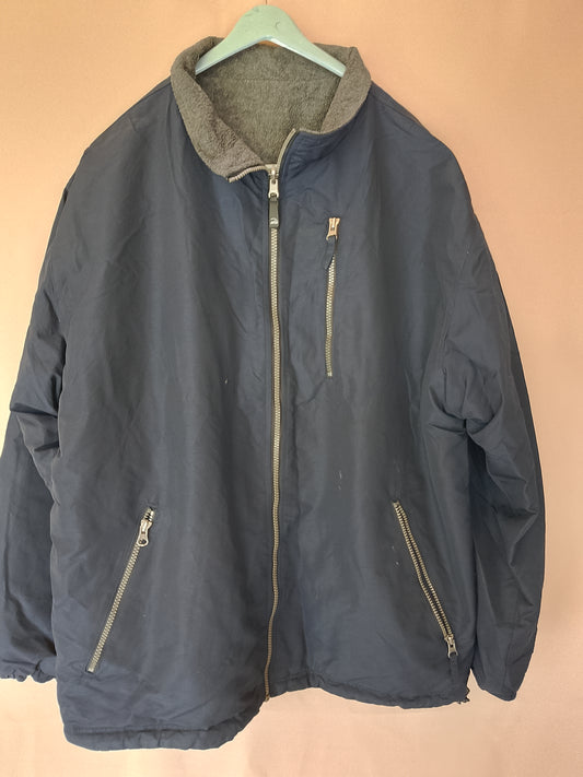 Geacă groasă, reversibilă, bleumarin cu căptușeală fleece gri.