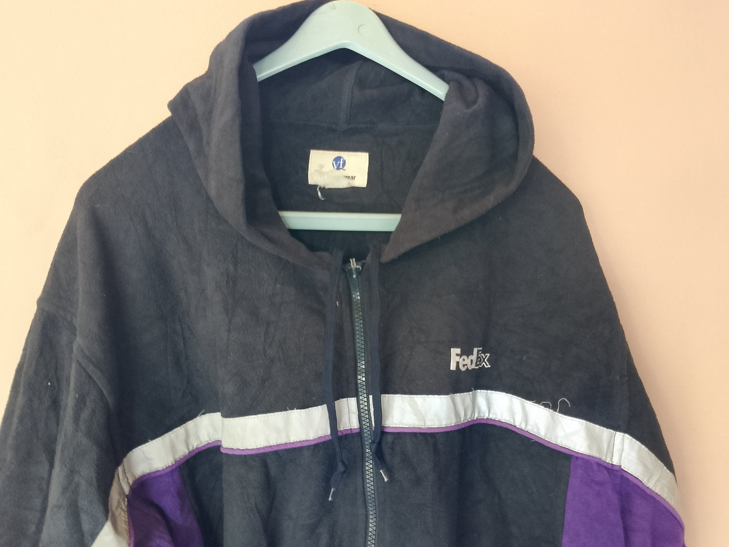 Geacă de fleece cu glugă, stil retro, brand FedEx. Fermoar defect.