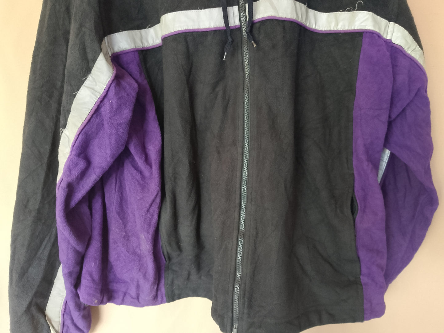 Geacă de fleece cu glugă, stil retro, brand FedEx. Fermoar defect.