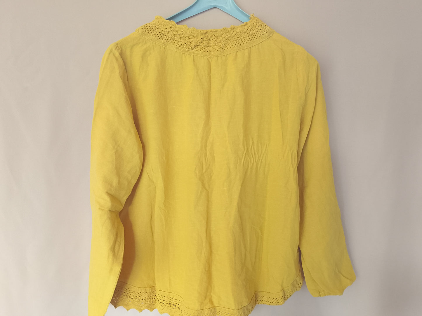 Bluză lejeră, galbenă, cu broderie și ciucuri - Cortefiel - Stil boem și rafinat. Marime M.