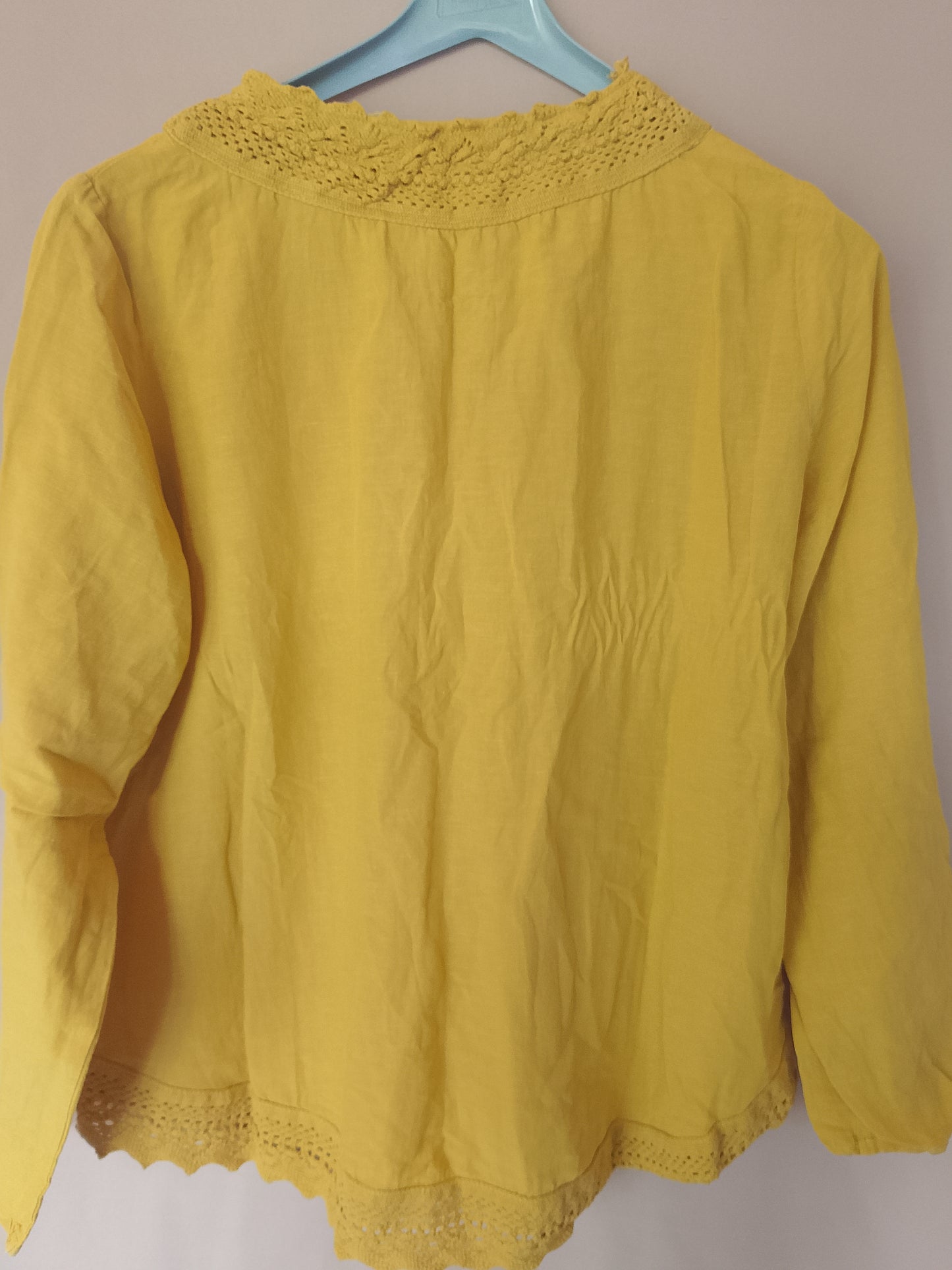 Bluză lejeră, galbenă, cu broderie și ciucuri - Cortefiel - Stil boem și rafinat. Marime M.