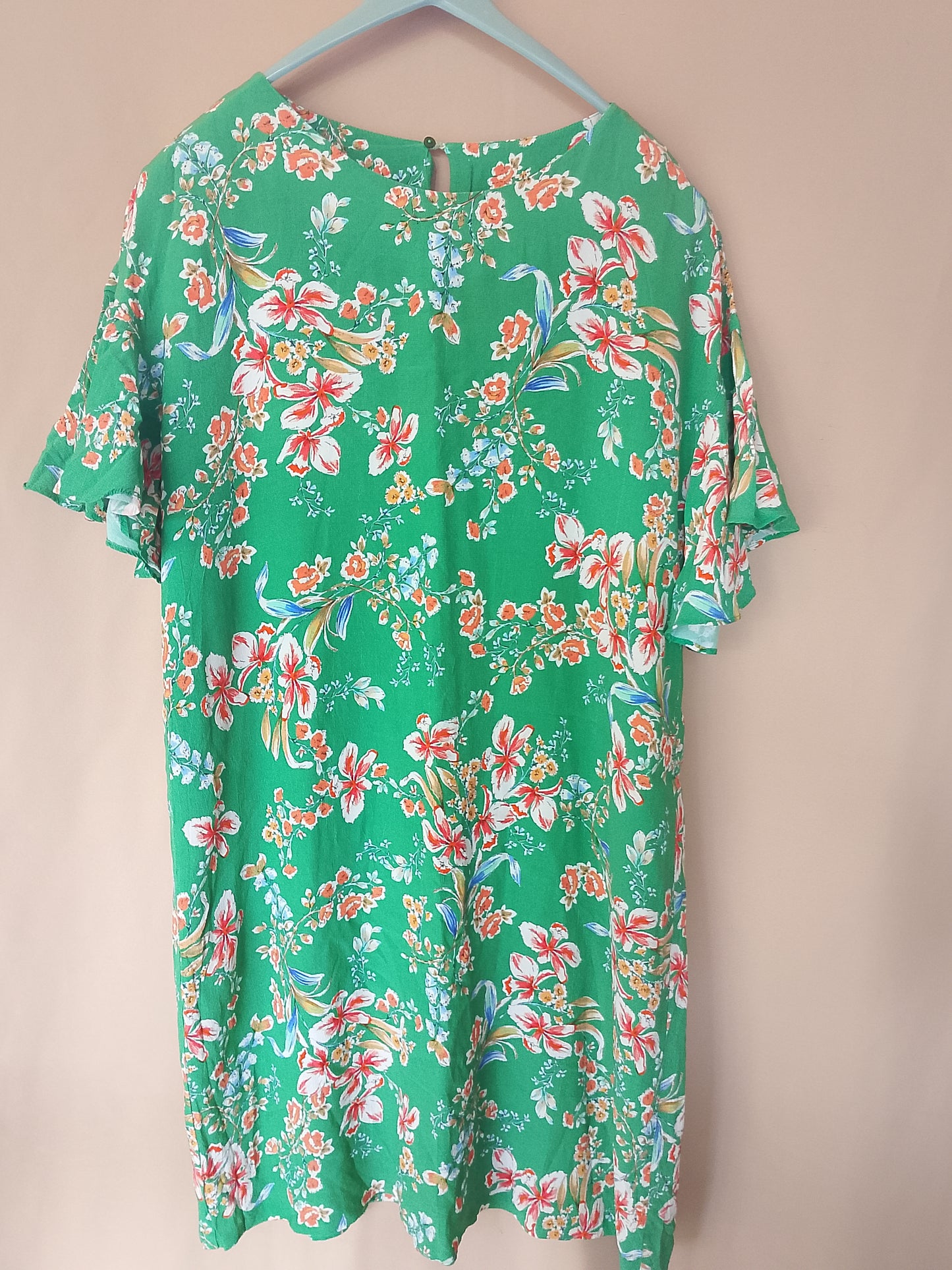 Rochie lejeră, cu imprimeu floral vibrant și mâneci tip volane, ideală pentru vară!