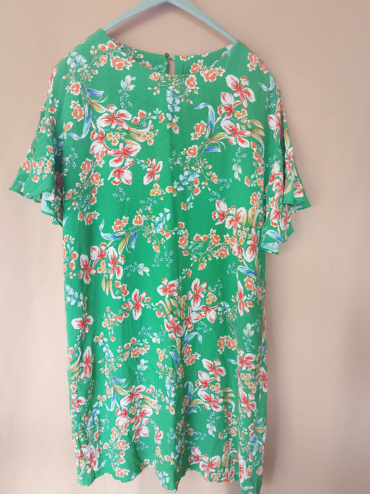Rochie lejeră, cu imprimeu floral vibrant și mâneci tip volane, ideală pentru vară!