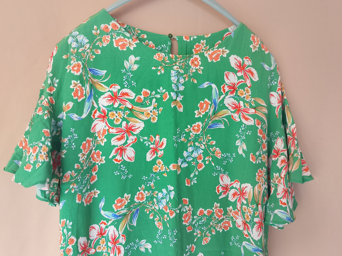 Rochie lejeră, cu imprimeu floral vibrant și mâneci tip volane, ideală pentru vară!