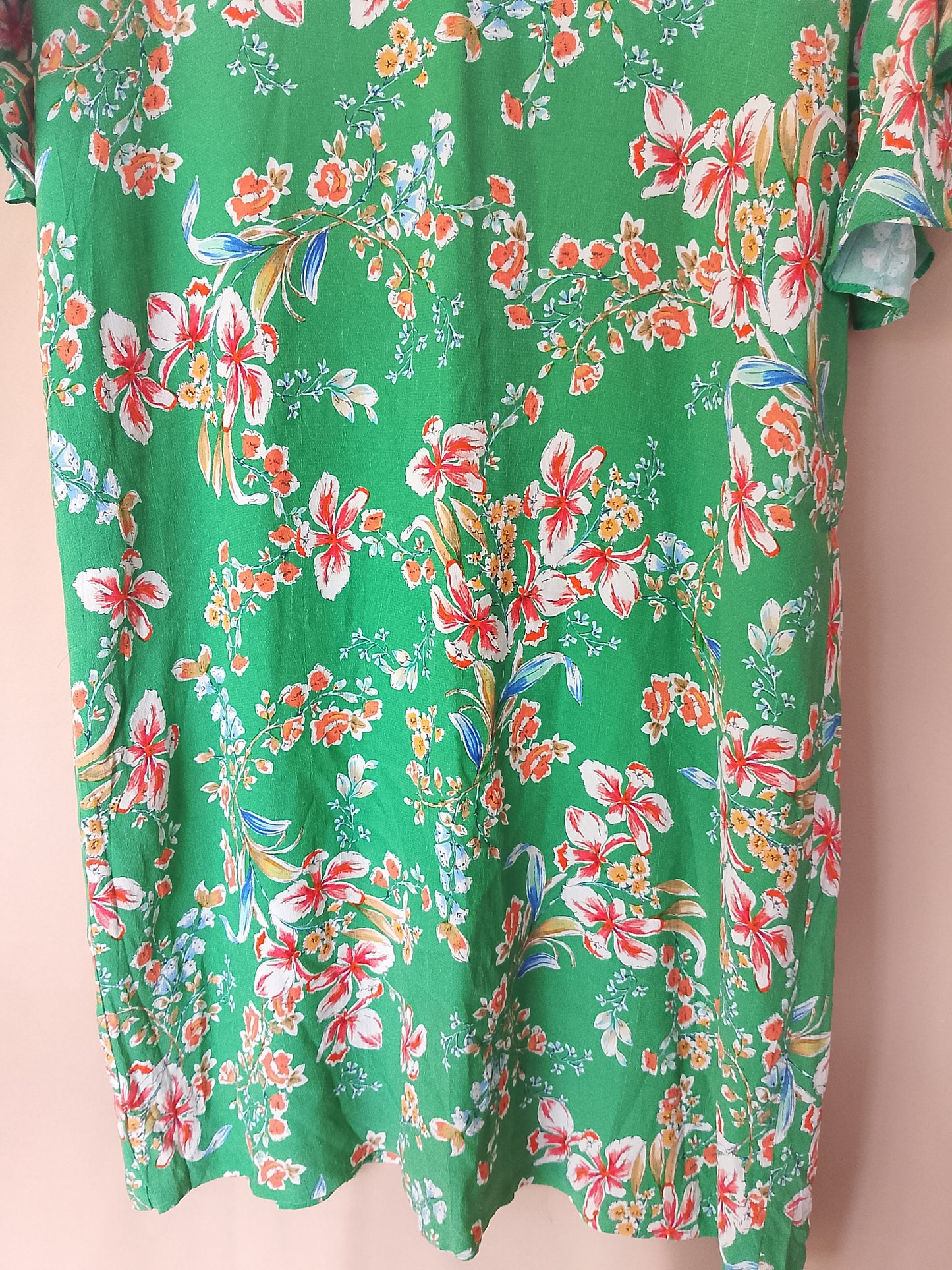 Rochie lejeră, cu imprimeu floral vibrant și mâneci tip volane, ideală pentru vară!