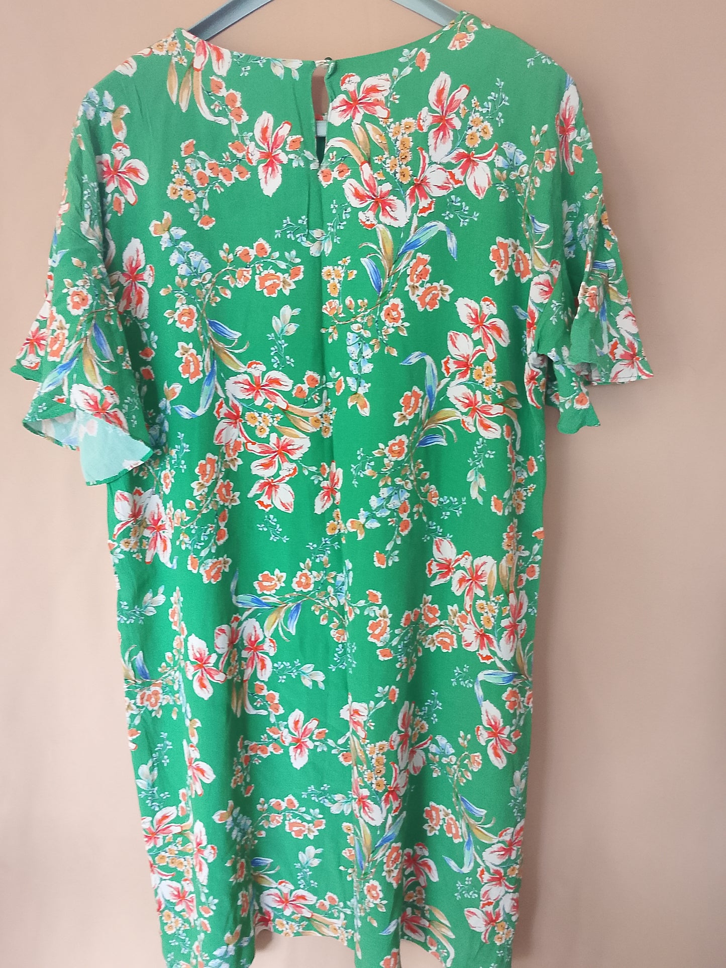 Rochie lejeră, cu imprimeu floral vibrant și mâneci tip volane, ideală pentru vară!