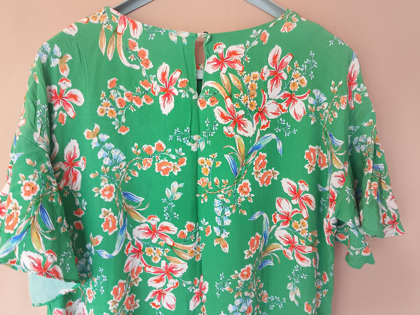 Rochie lejeră, cu imprimeu floral vibrant și mâneci tip volane, ideală pentru vară!