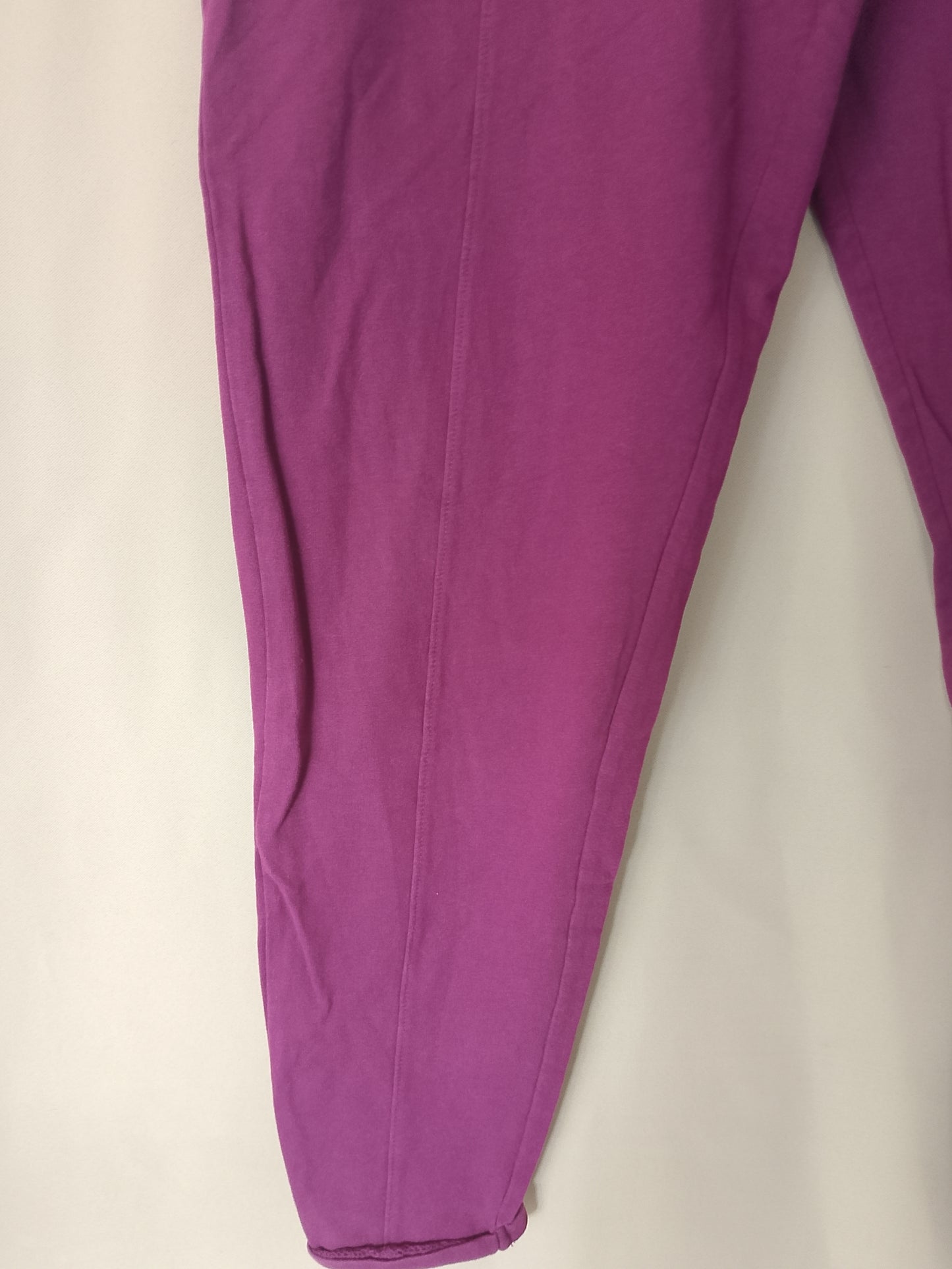 Pantaloni de trening/jogger, culoare vișinie, comozi și versatili. Marime M