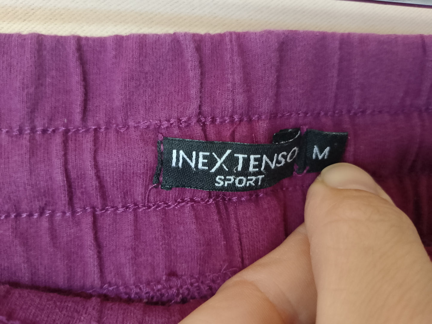 Pantaloni de trening/jogger, culoare vișinie, comozi și versatili. Marime M