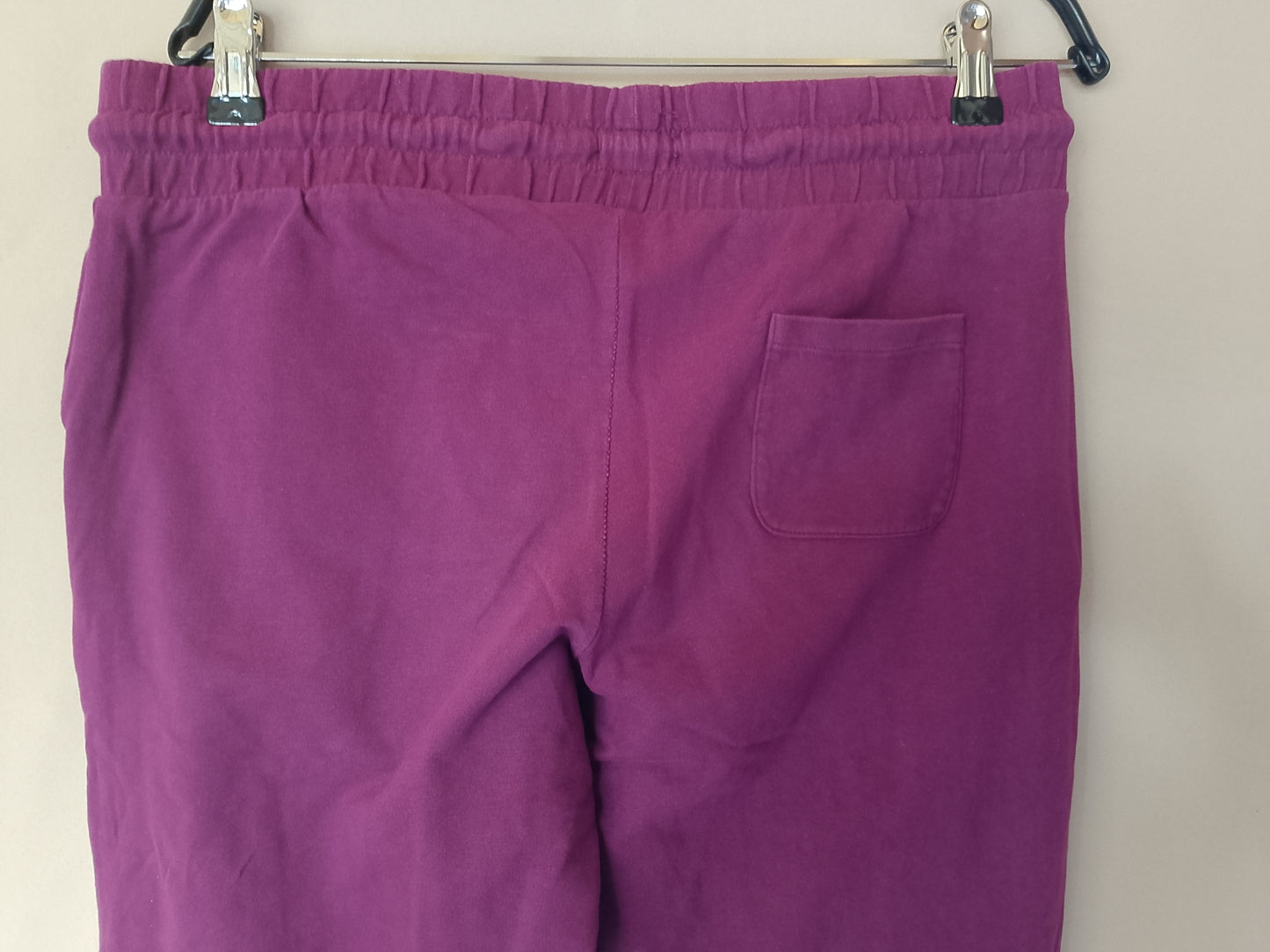Pantaloni de trening/jogger, culoare vișinie, comozi și versatili. Marime M