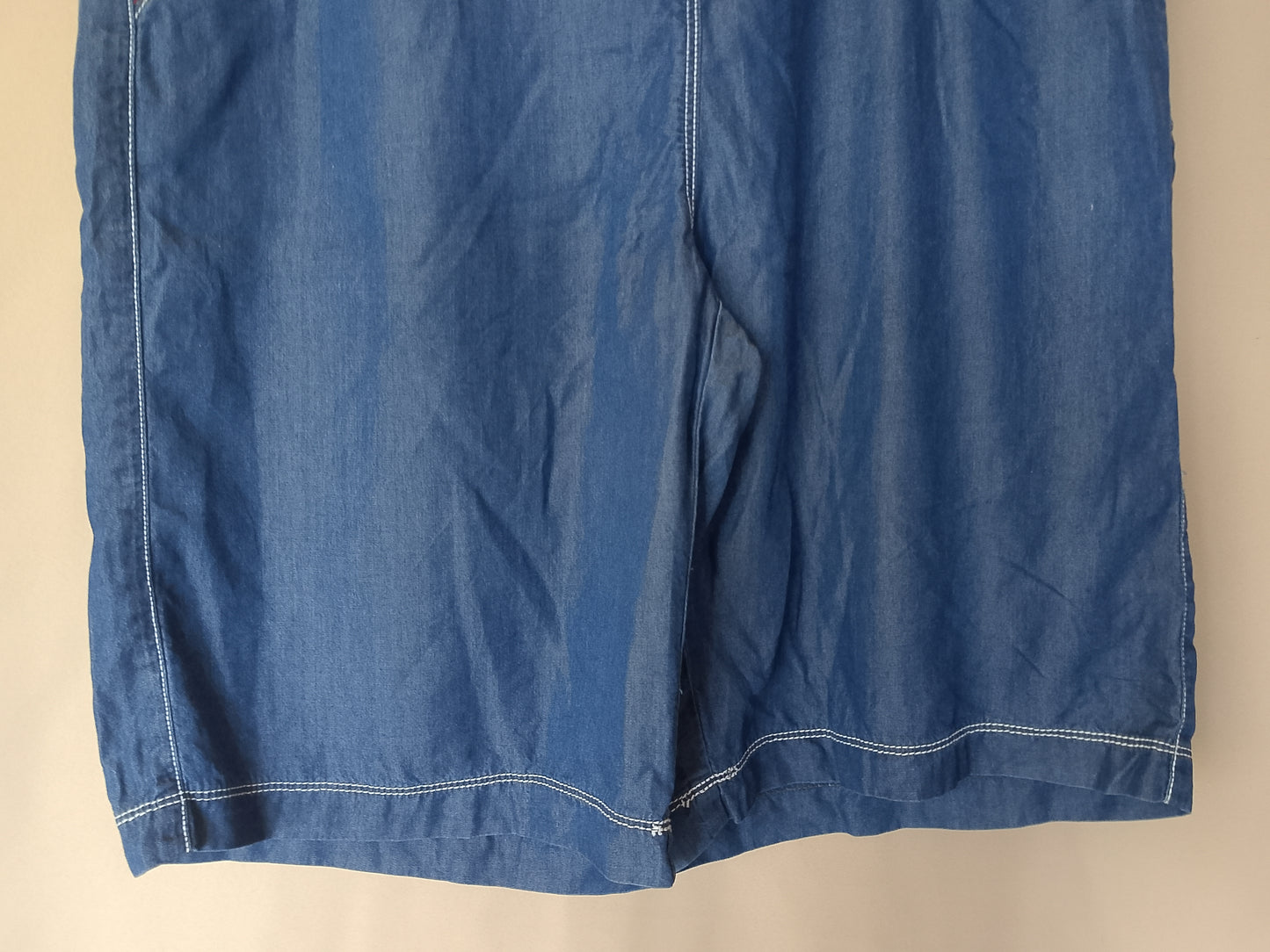 Bermudaș de vară, stil denim, cu talie elastică - Confort și stil casual. Marime M.