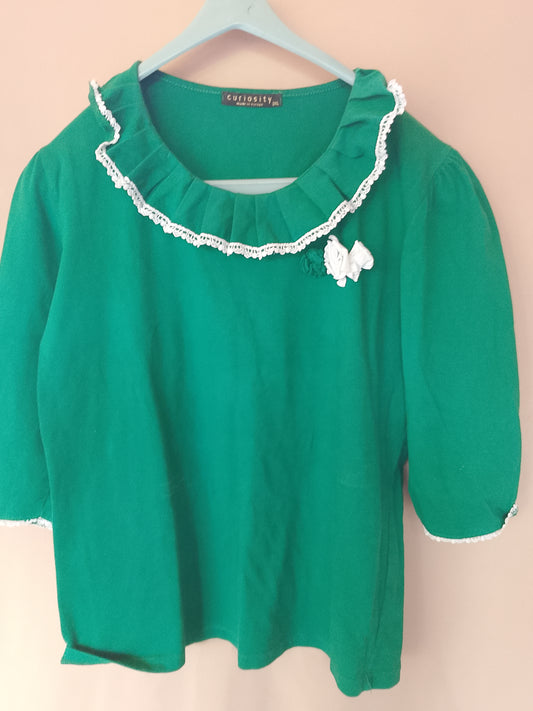 Elegant și cochet: Bluză verde cu volănaș și fundiță decorativă. Marime SXL.
