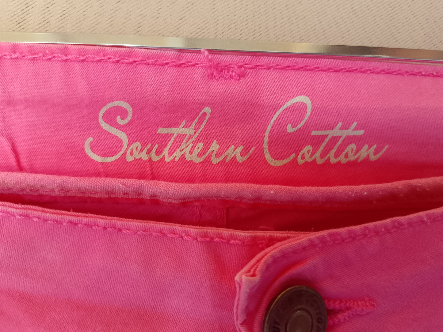 Culori vibrante pentru o vară plină de stil: pantaloni capri roz, marca Southern Cotton Marimea 44.