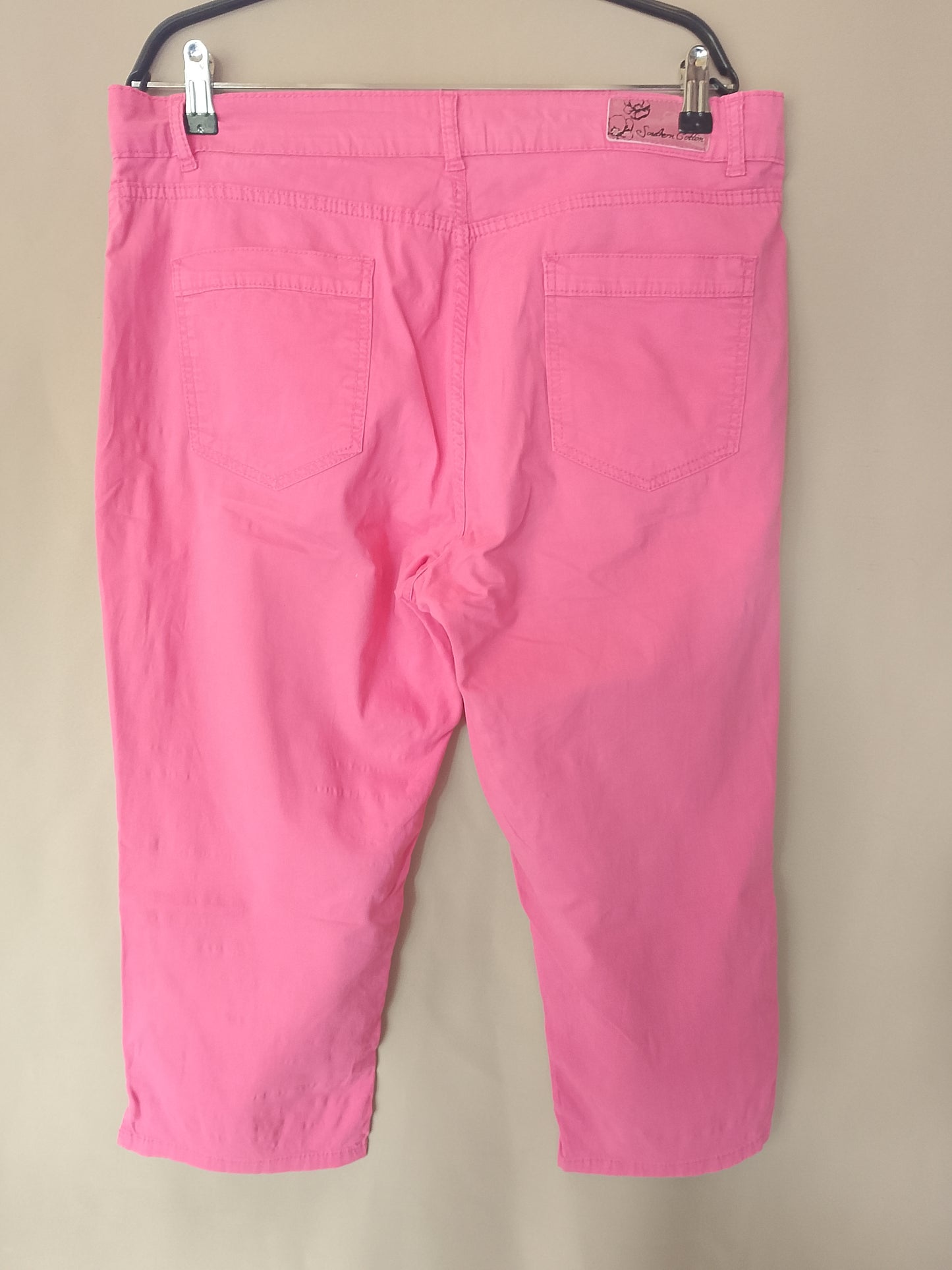 Culori vibrante pentru o vară plină de stil: pantaloni capri roz, marca Southern Cotton Marimea 44.