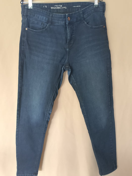 Clasicul reinventat: Jeggings albaștri, model Mid Rise de la Primark.