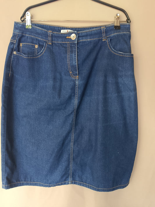 Fusta din denim, o piesă clasică ce nu se demodează niciodată. Marimea 44.