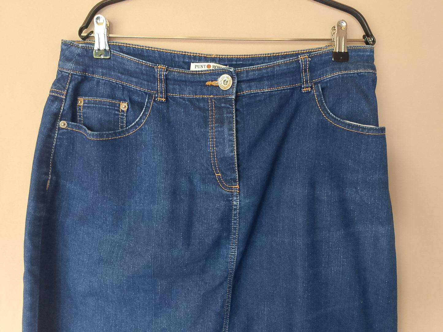 Fusta din denim, o piesă clasică ce nu se demodează niciodată. Marimea 44.