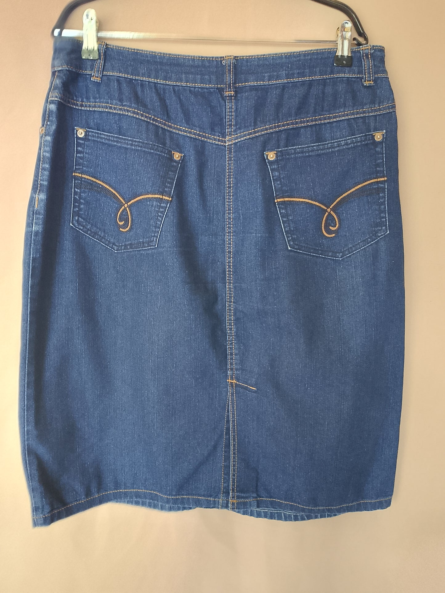 Fusta din denim, o piesă clasică ce nu se demodează niciodată. Marimea 44.