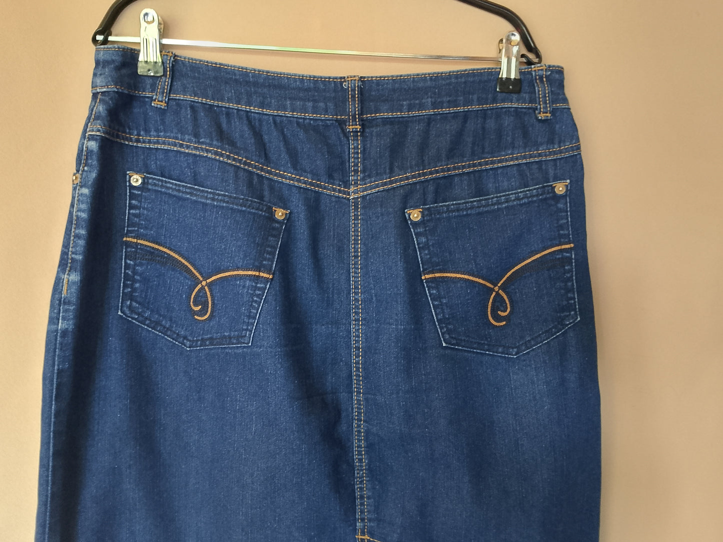 Fusta din denim, o piesă clasică ce nu se demodează niciodată. Marimea 44.