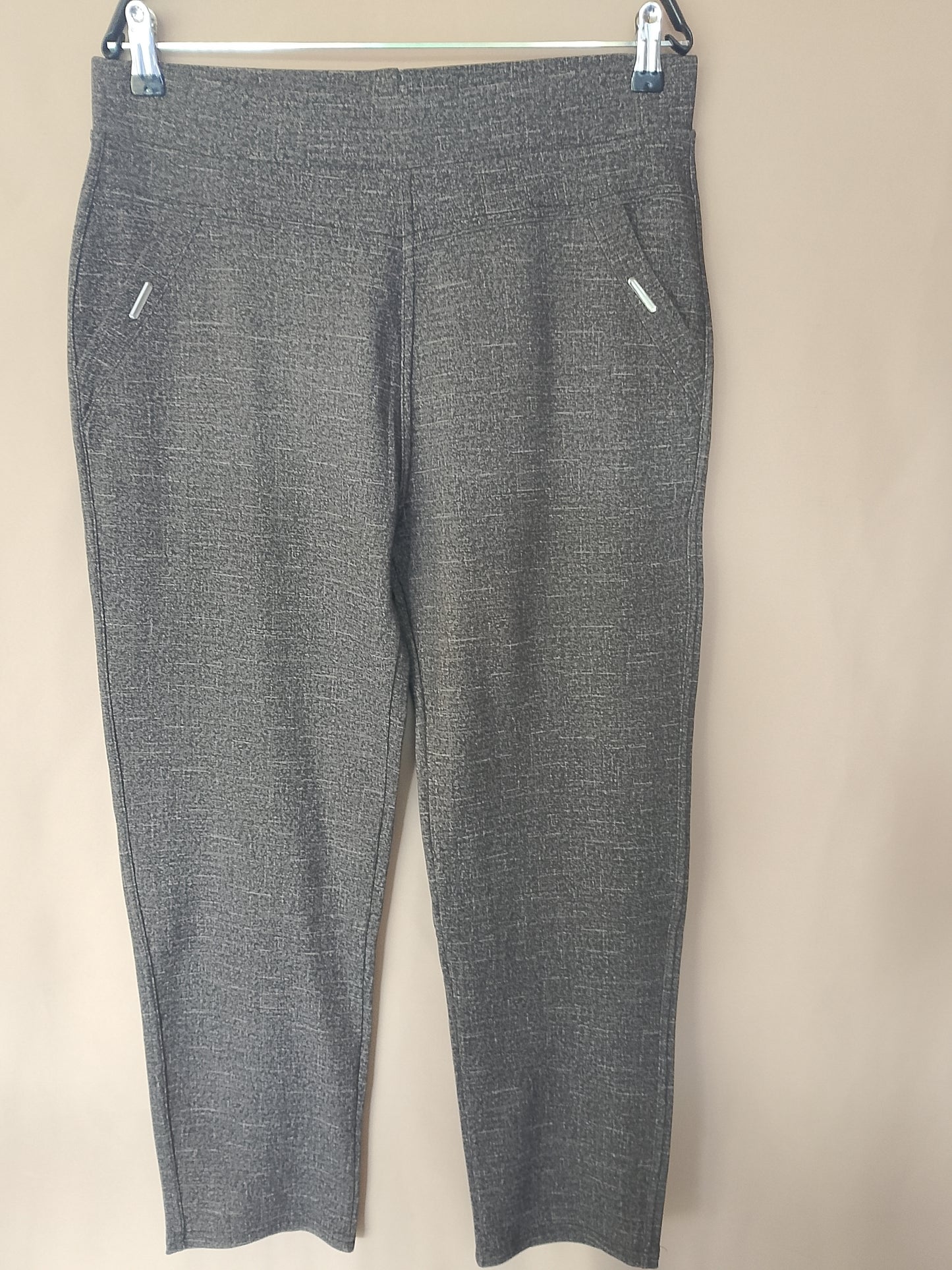 Stil și confort pentru orice ocazie: pantaloni gri, model capri, cu buzunare decorative. Marimea 2XL.