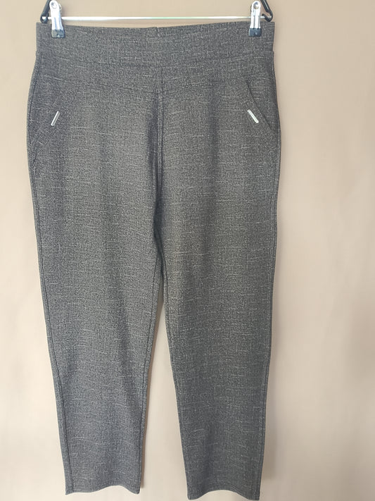 Stil și confort pentru orice ocazie: pantaloni gri, model capri, cu buzunare decorative. Marimea 2XL.