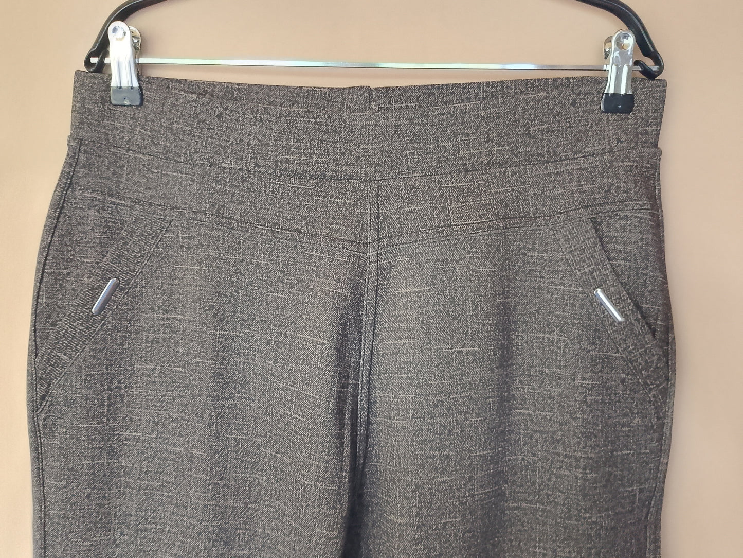 Stil și confort pentru orice ocazie: pantaloni gri, model capri, cu buzunare decorative. Marimea 2XL.