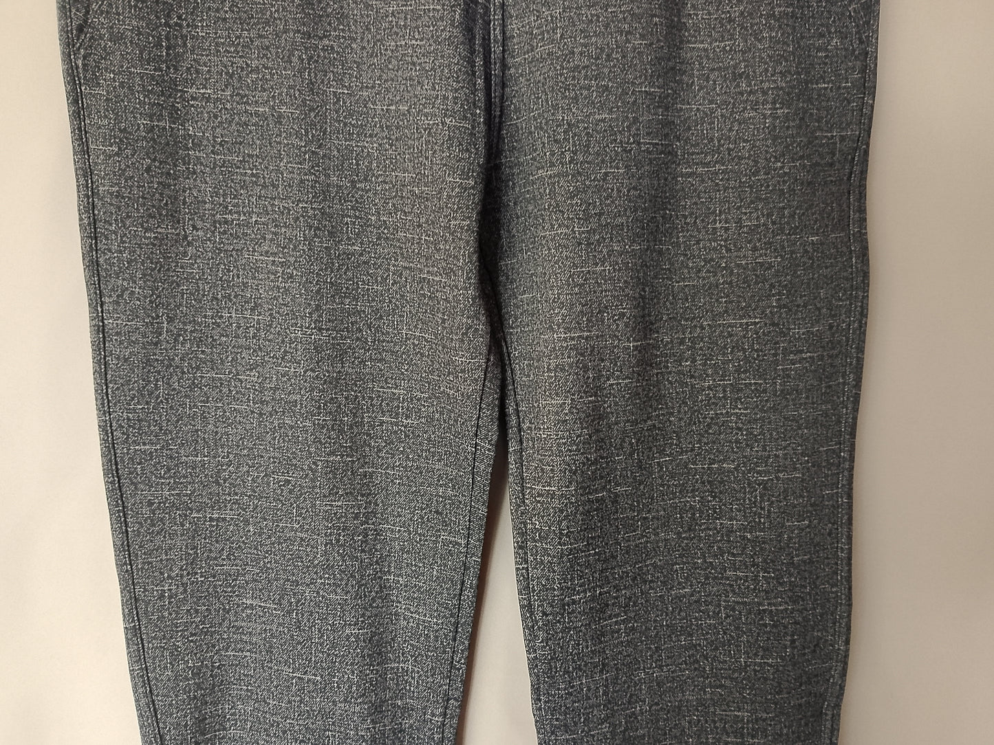 Stil și confort pentru orice ocazie: pantaloni gri, model capri, cu buzunare decorative. Marimea 2XL.