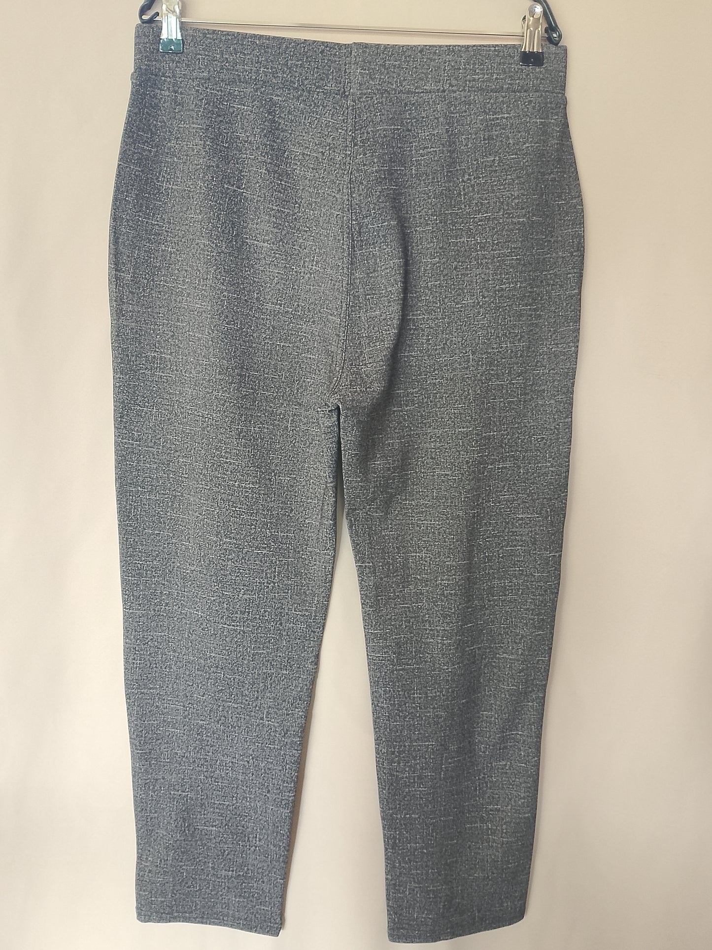 Stil și confort pentru orice ocazie: pantaloni gri, model capri, cu buzunare decorative. Marimea 2XL.