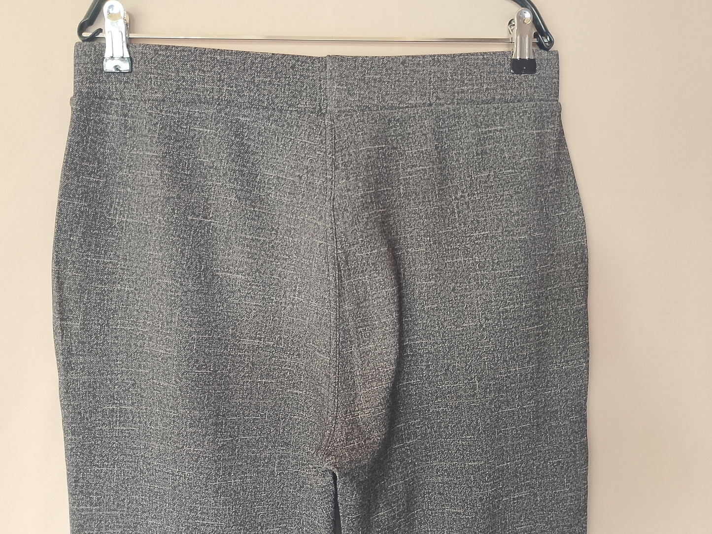 Stil și confort pentru orice ocazie: pantaloni gri, model capri, cu buzunare decorative. Marimea 2XL.