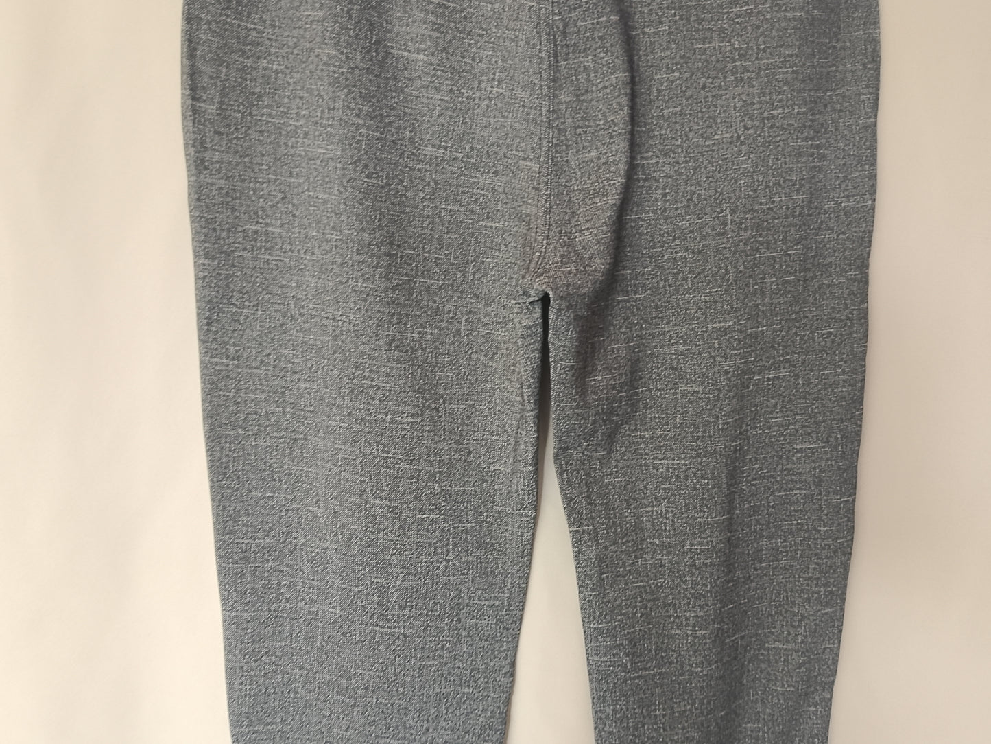 Stil și confort pentru orice ocazie: pantaloni gri, model capri, cu buzunare decorative. Marimea 2XL.