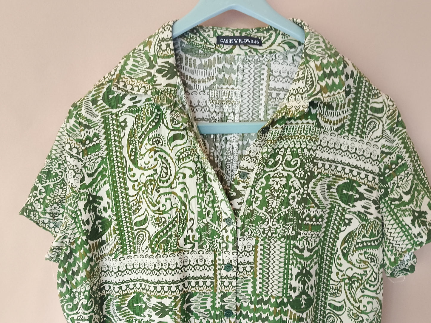 Eleganță boemă: rochie-cămașă cu imprimeu etnic, ideală pentru vară. Marimea 46.