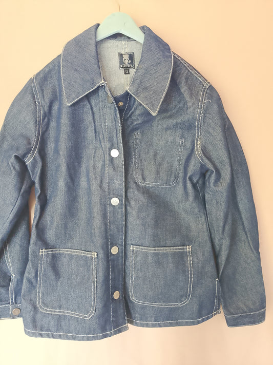 Clasicul nemuritor: jachetă denim, perfectă pentru orice stil.