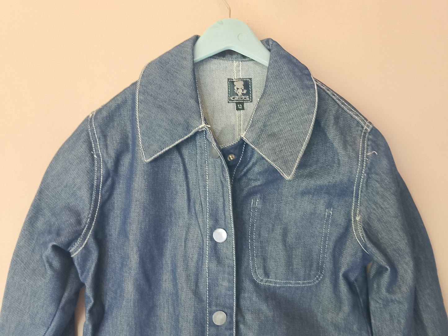 Clasicul nemuritor: jachetă denim, perfectă pentru orice stil.