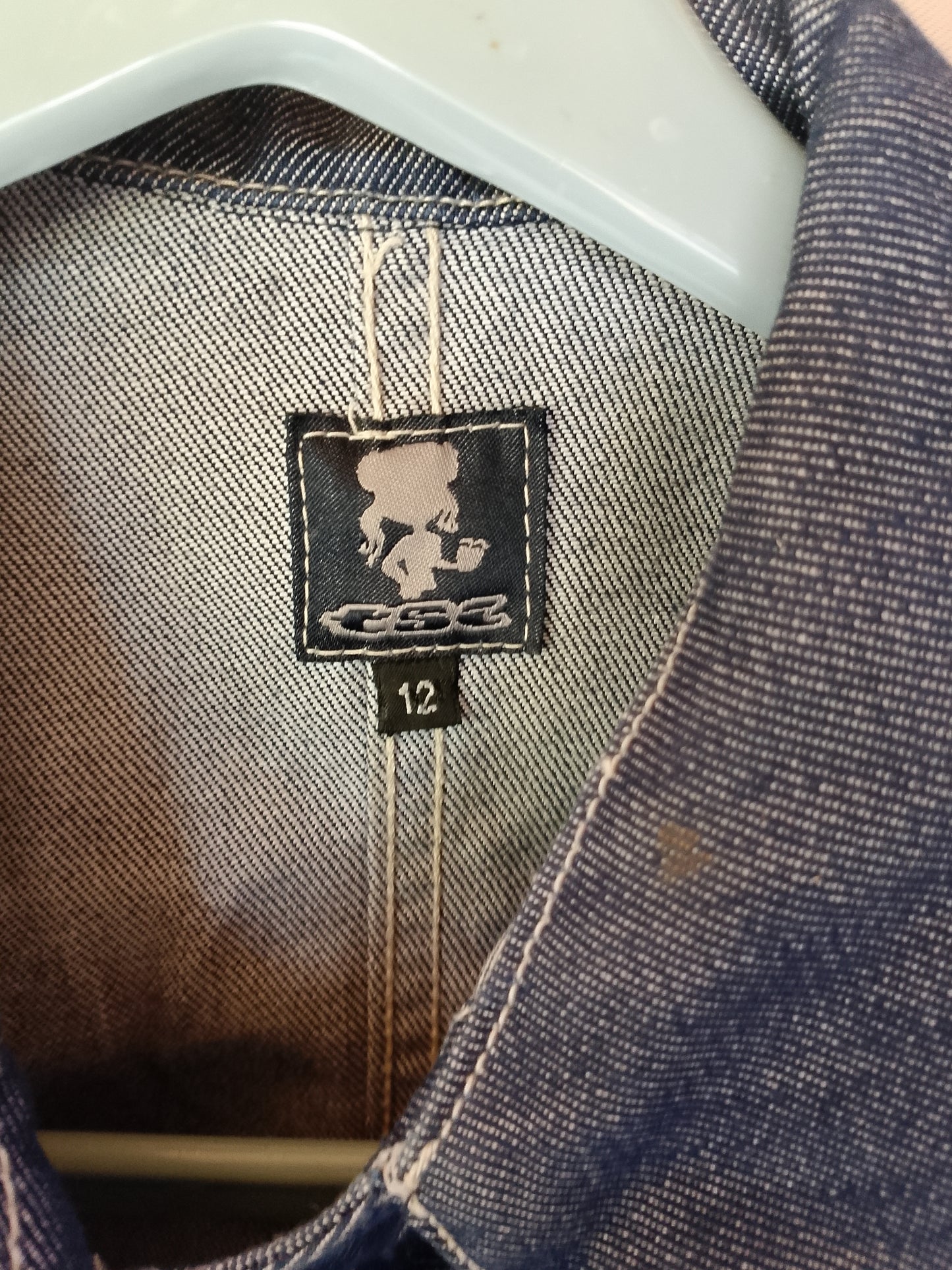 Clasicul nemuritor: jachetă denim, perfectă pentru orice stil.
