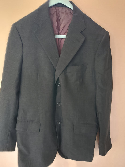 O notă de rafinament: sacou gri-maroniu, ideal pentru ținute elegante