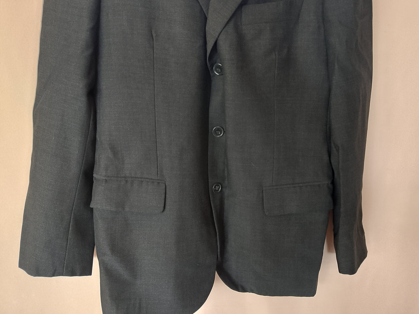 O notă de rafinament: sacou gri-maroniu, ideal pentru ținute elegante
