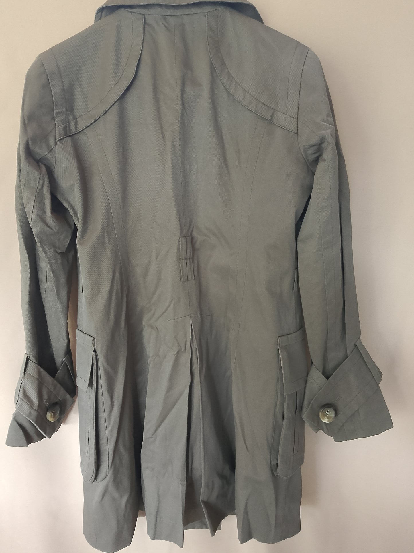 Clasicul reinterpretat: trenci elegant ZARA BASIC, perfect pentru zilele de toamnă. Marimea M.