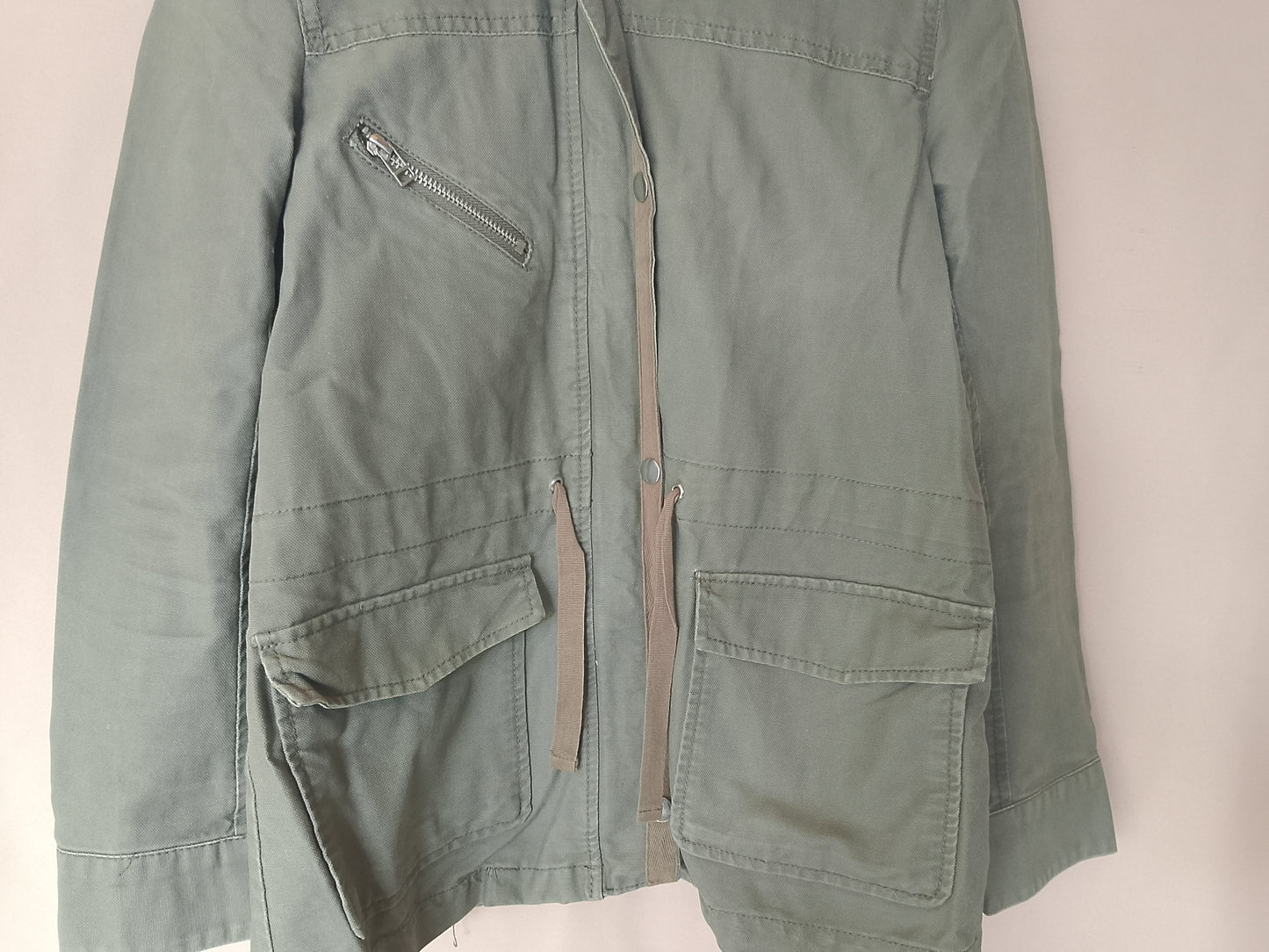 Stil militar urban: jachetă tip parka H&M, pentru un look casual, modern. Marimea S.